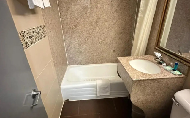 Townhouse Inn & Suites