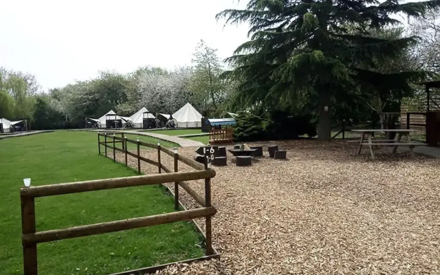 Oak Lodge Retreat - Glamping 2