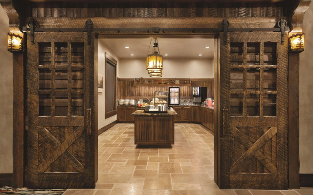 Glacier International Lodge
