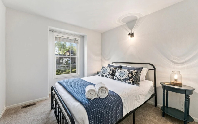 Scandinavian Chic – Hot Tub, Bikes and Lake Life!