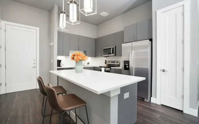 1 BR and 2 BR near Downtown by Frontdesk