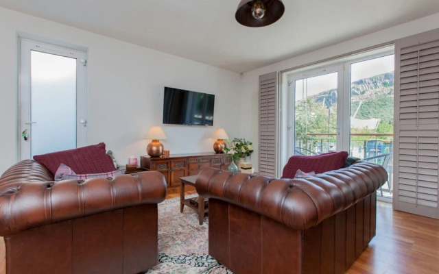 2 Bedroom Flat In Holyrood Area