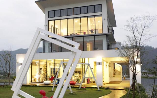Lake shining Hostel
