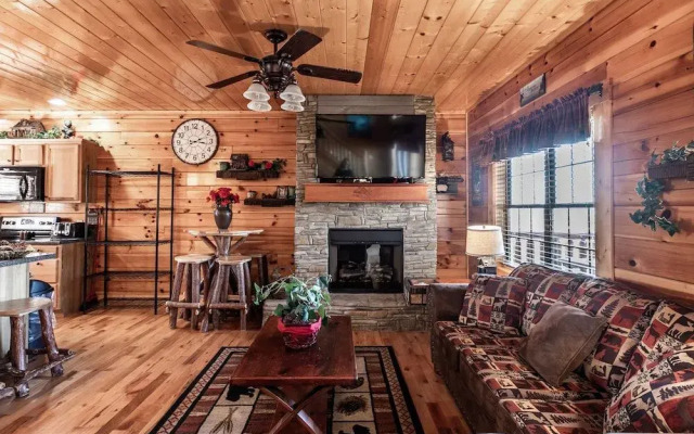 SmokyStays Bears Den Cabin
