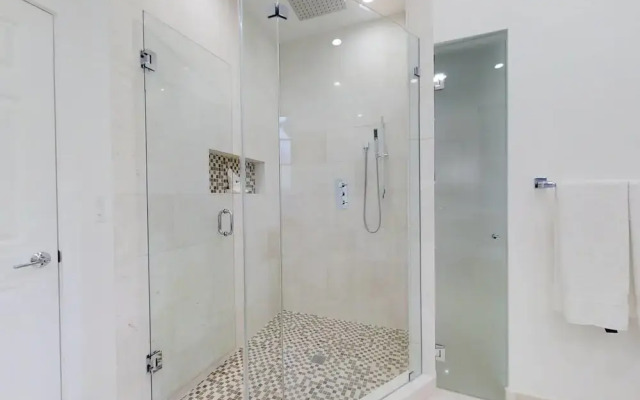Beautiful Hollywood Beach 4 BR Home W Heated Pool