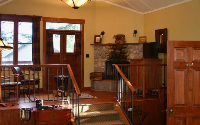 Johnston Canyon Lodge and Bungalows