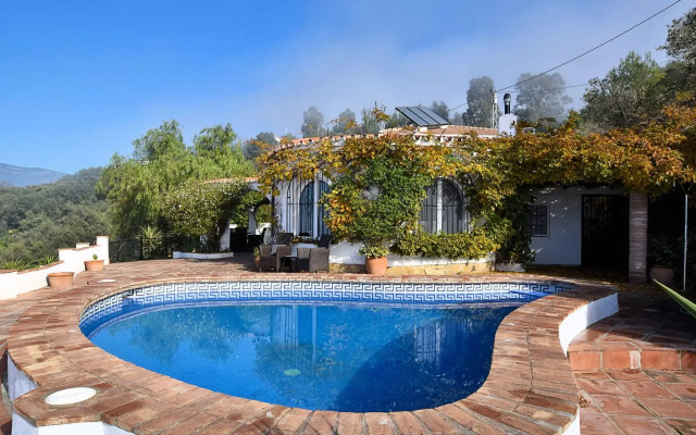 Graceful Villa in Sayalonga with Swimming Pool