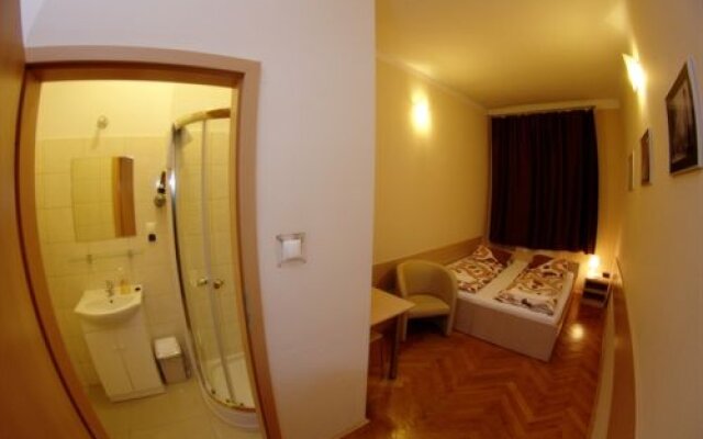 Euro-Room Rooms & Apartments