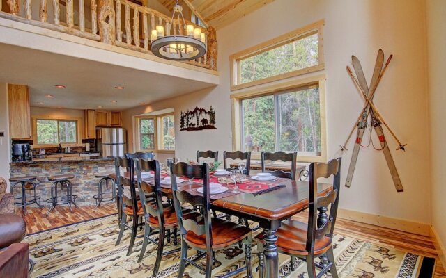 Grand Moose Lodge 3 Bedroom Home by RedAwning