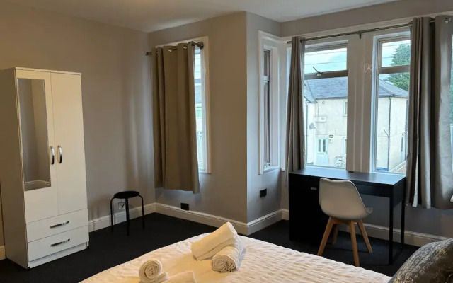 Oxford-house-sleeps 7-parking-garden