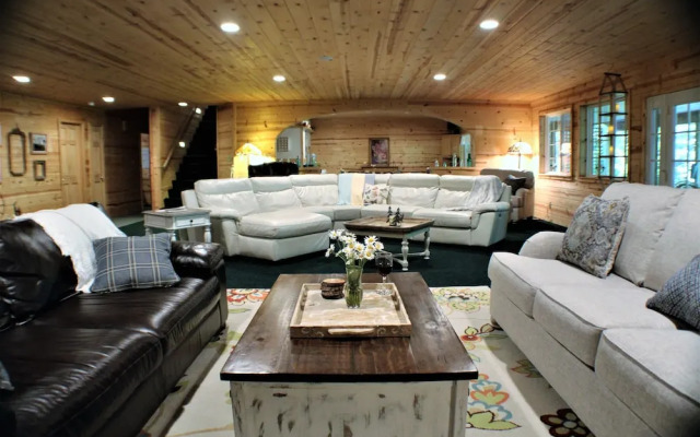 River Road Venue & Lodging