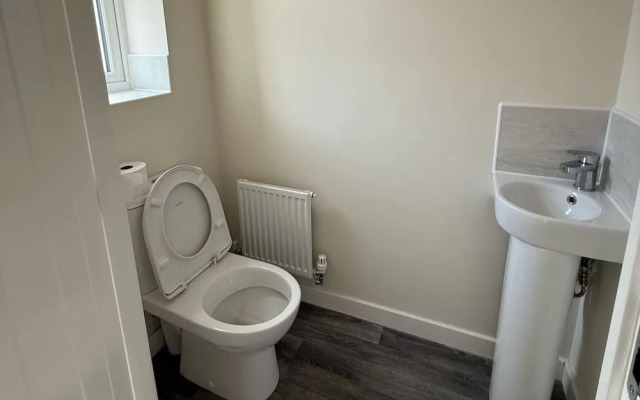 Central 2 Bed Home - Parking, Ev Point, Garden