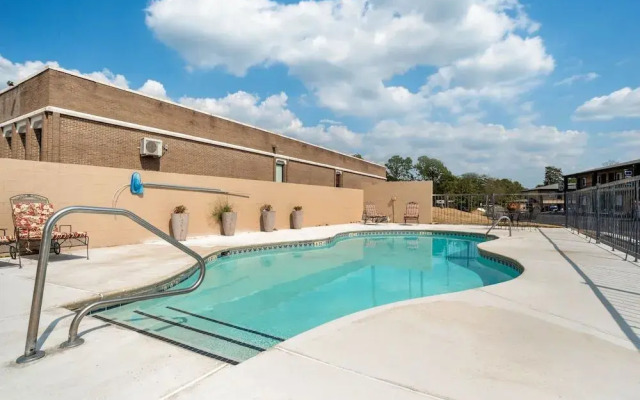 Super 8 by Wyndham Daleville/Fort Novosel