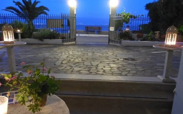 Iris Apartments