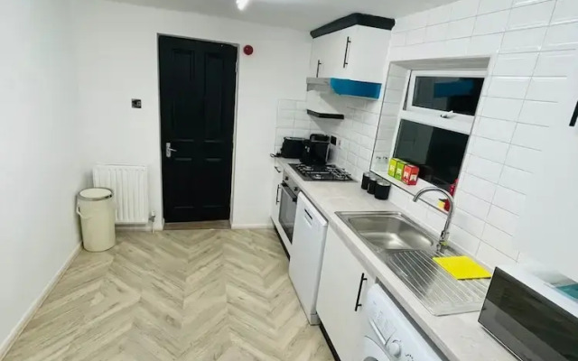 Oxford Charm Apartment-comfort in Prime Location