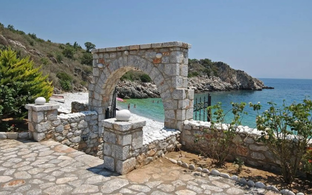 Lalloudes Seaside Accommodation