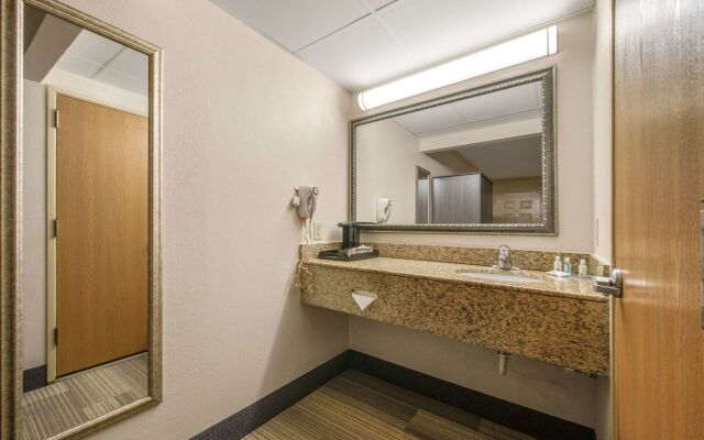 Hibiscus Inn & Suites