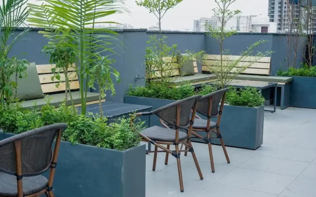 Saltstayz Select - Golf Course Road & Sector 57