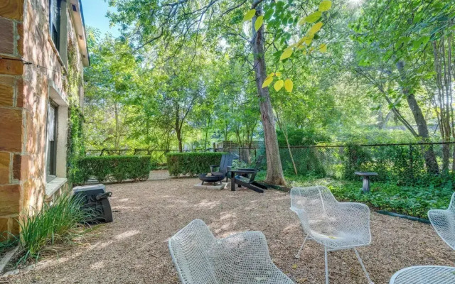 4 Mi to Dtwn: Pet-friendly Austin Studio