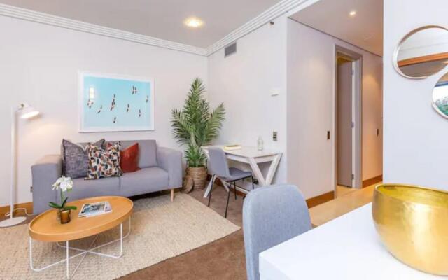 Stylish Central City Apartment with  Pool and Gym