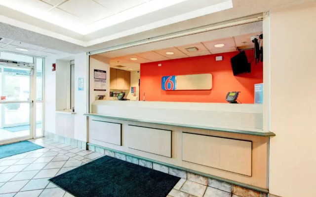 Super 8 by Wyndham Aurora East