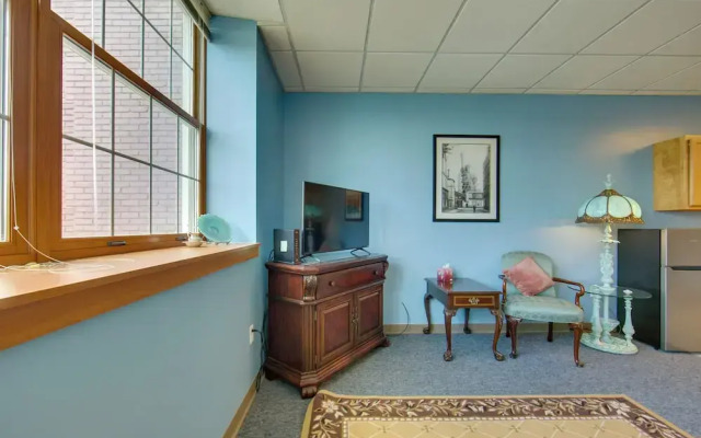 Conference Center & Pond: New Kensington Apartment