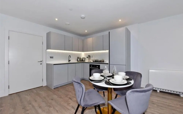 Prestigious & Luxury 2-bed Apartment in Slough