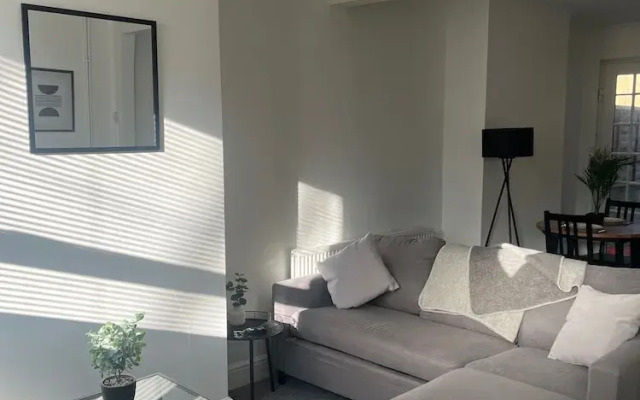 Cosy 2-bed Home - Central Location - Train Station