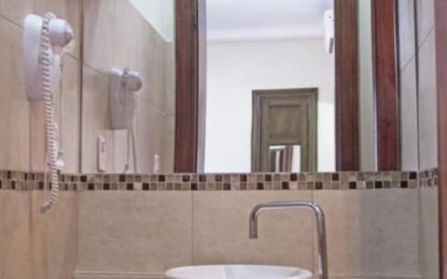 L'Hirondelle - Adults Only