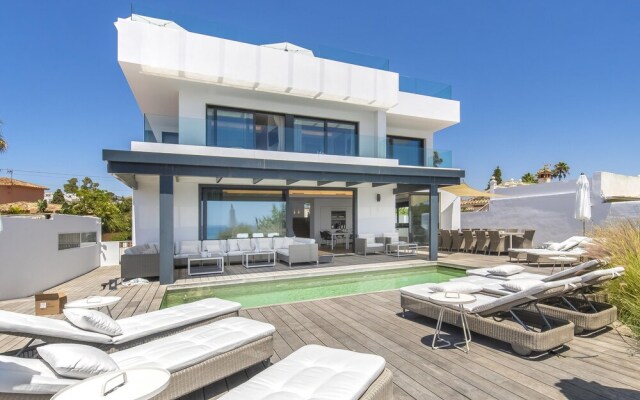 Villa first line beach, 6 bedrooms, private pool, Costabella, Marbella