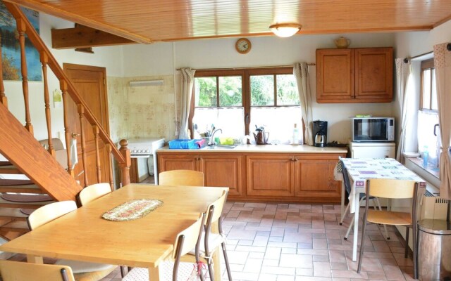 Quaint Chalet in Hannut with a Pond