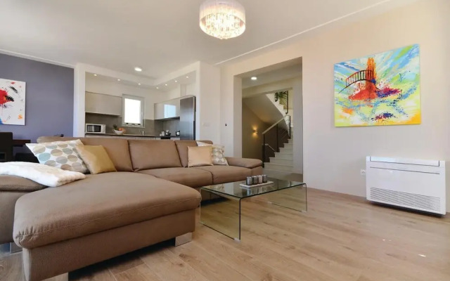 Awesome Home in Makarska With Wifi and 4 Bedrooms