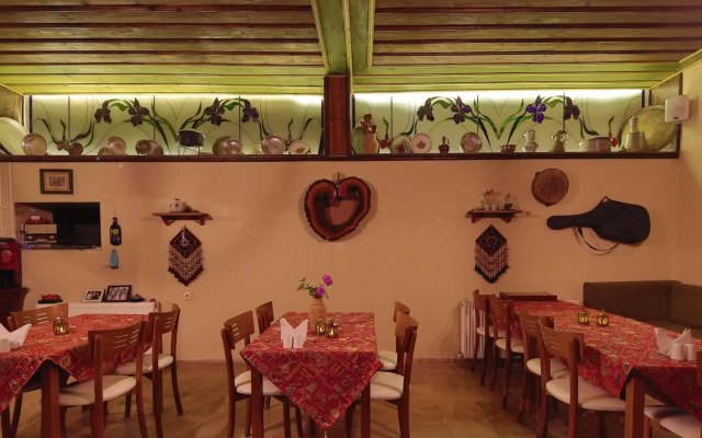 Jerveni Cave Hotel