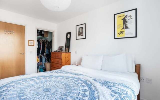 Quirky 1Bed Sleeps 4, 10 Mins To Mile End Tube