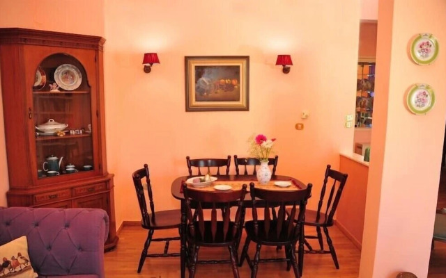 Alexandra's Art Apartment