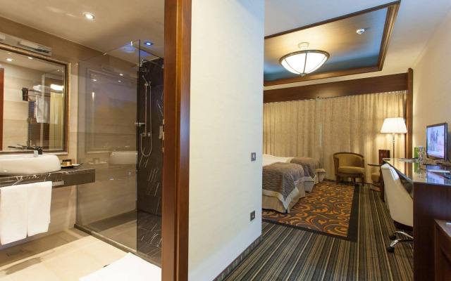 Metropolis Hotel