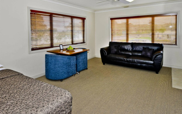 Whangaparaoa Lodge Motel