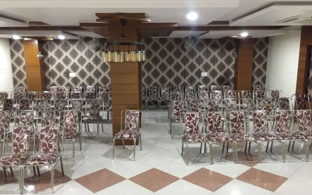 Capital O 18483 Hotel Olive Greens