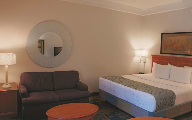 La Quinta Inn & Suites by Wyndham Houston Bush IAH South