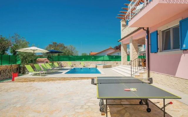 Nice Home in Vodnjan with Hot Tub, WiFi & 4 Bedrooms
