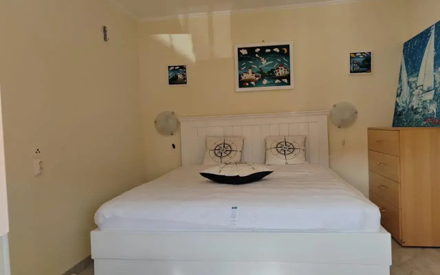 Green Garden Apartment