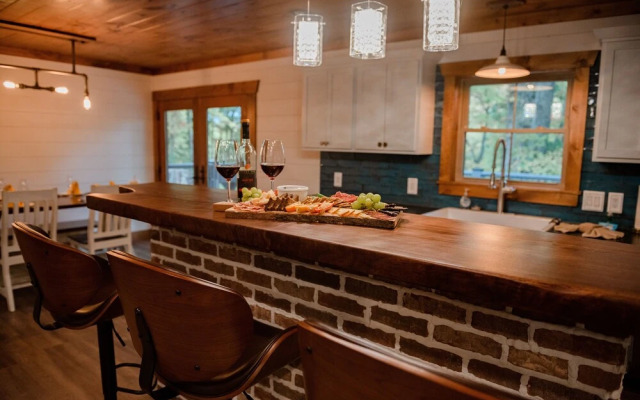 Bigfoots Retreat 2 Bedroom Chalet by RedAwning