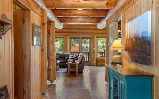 Moosehead Lodge 3 Bedroom Home by NW Comfy Cabins