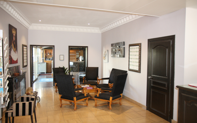 Henry II Hotel