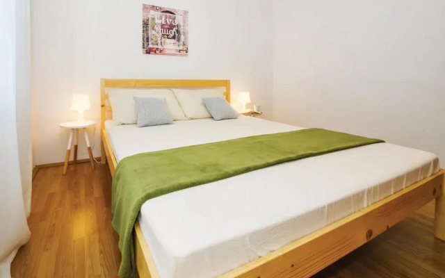 Amazing Apartment in Splitska With 3 Bedrooms and Wifi