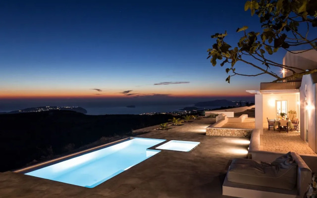 Sleeps8-parking-garden-pool-sunsets-barbeque