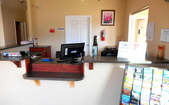 Crossroads Inn & Suites