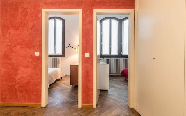 Red House close to Accademia Bridge