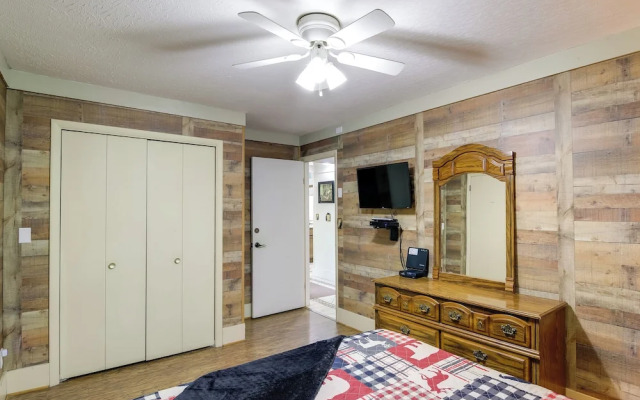 Deck & Stunning Mountain Views: Gatlinburg Home!