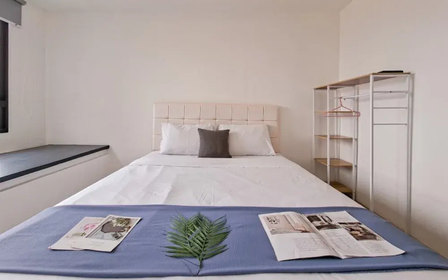 Minimalist And Homey Studio At Apartment Collins Boulevard
